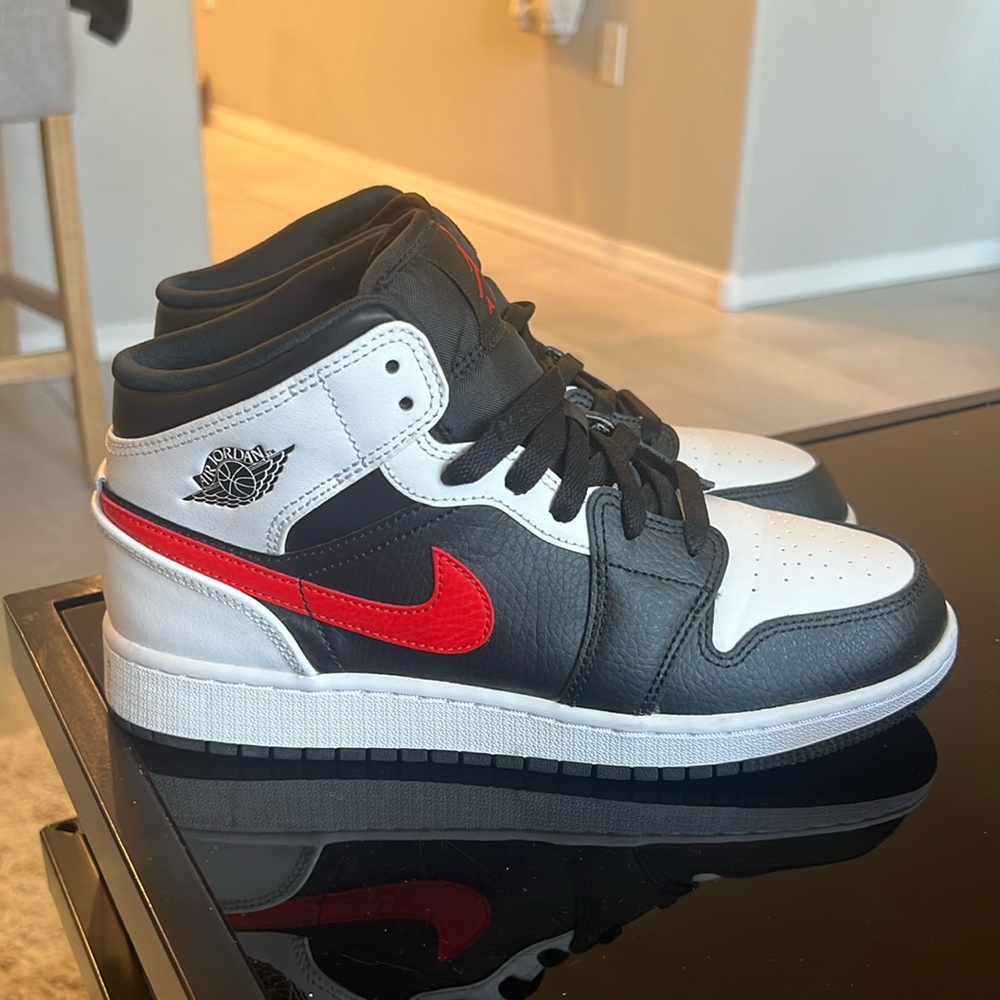 Brand New Boys youth Jordan 1 mid